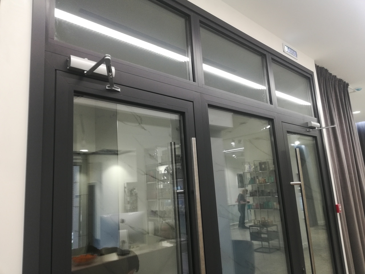 Алюминиевые двери для парикмахерской